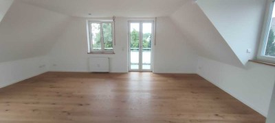 Erstbezug nach Sanierung, 2-Zimmer-DG-Wohnung mit Balkon und Einbauküche in Dachau-Süd