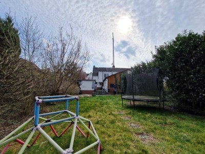 Ruhige Lage: Doppelhaushälfte mit eingewachsenem Garten und Nebengebäude in Dieburg