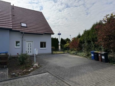 Erstbezug nach Komplettrenovierung Reihenendhaus mit 4,5 Zimmern & Garten in Magdeburg-Hopfengarten