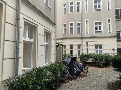 Komplett renovierte Altbau-EG-Wohnung mit 2,5 Zimmern (2 Schlafzimmer + Wohnküche)
