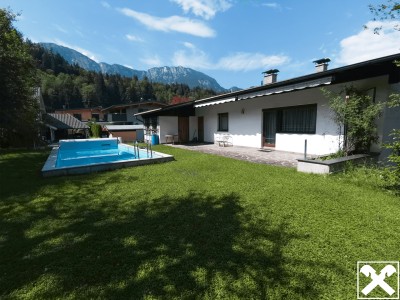 Ferienhaus mit Pool auf ebenem Grundstück