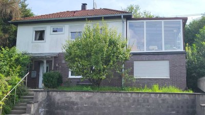 Gepflegtes freistehendes Einfamilienhaus mit Garage, Stellplatz und Wintergarten in Alheim