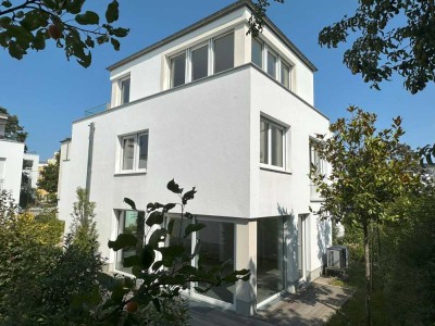 Elegantes freistehendes Einfamilienhaus mit Dachterrasse, Garten u. Tiefgarage - Neubau bezugsfertig