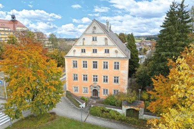 Herrschaftliches Anwesen (ehemaliges Pfarrhaus und Gerichtsgebäude) - leerstehend