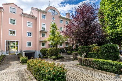 Wohnlich mit Flair: 2-Zimmer-Dachgeschoß-Wohnung mit Tiefgarage