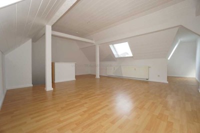 Große, NEU renovierte 3-Raum-Maissonette-Wohnung im Dachgeschoss