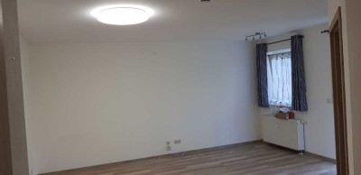 Gepflegte Wohnung mit drei Zimmern sowie Balkon und Einbauküche in Gundelfingen, Ot Peterswörth