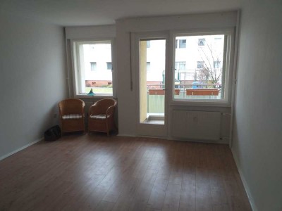 Vollständig renovierte 2-Raum-Hochparterre-Wohnung mit Balkon und EBK in Berlin-Spandau