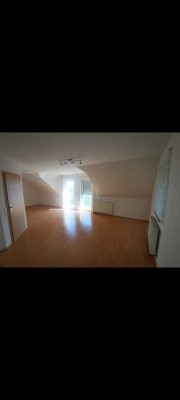 Helle 2.5 Zimmer Wohnung mit Balkon und Garage