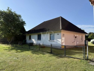 Einfamilienhaus im Bungalowstil mit Ausbaureserve auf großem Grundstück, in ländlicher Lage