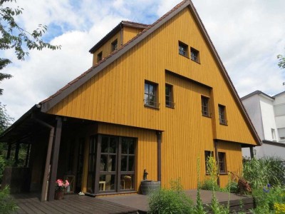 Großes, romantisches Holzhaus in ländlicher Lage