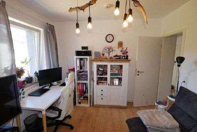 Klein aber oho: helle 2-Zimmer-Wohnung mit Stellplatz in Cortendorf