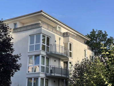 Penthouse 2 Zi. - Wohnung !! Mit EBK, grosser Terrasse , Aufzug, TG-Stellplatz