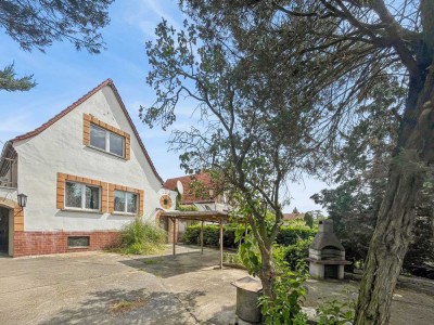 Sanierungsbedürftiges Einfamilienhaus mit traditionellem Flair auf einem großen Grundstück in Halle