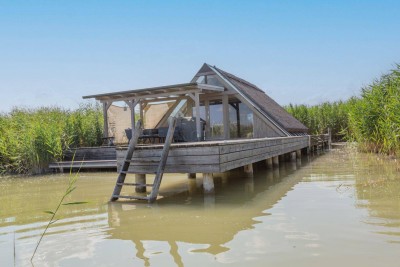 Neu adaptierte Spitzhütte in Toplage am offenen See