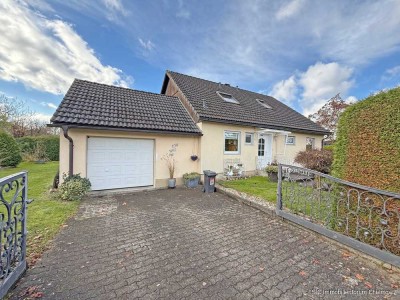 Einfamilienhaus oder Generationenhaus mit großzügigem Grundstück in ruhiger, sonniger Lage.