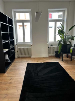 MODERNE UND MÖBILIERTE 3-ZKB HOCHPARTERRE-WOHNUNG MIT TERRASSE IN ZENTRALER INNENSTADTLAGE!