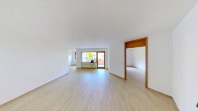 Frisch renovierte 2-Zimmer-Wohnung mit Loggia, Keller und Außenstellplatz