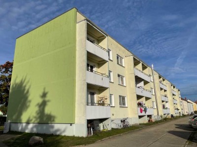 Teilrenovierte 3-Zimmer Erdgeschosswohnung mit Balkon und Einbauküche