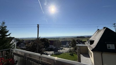 Kernsanierte, vermietete 2-Zi.-DG-Wohnung mit Balkon und EBK in idyllischer Lage