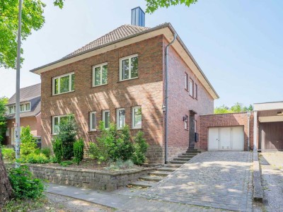 Großzügige 2,5-Zimmer-Erdgeschosswohnung mit Einbauküche, Garten und Garage
