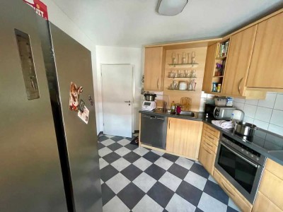 Zentrale 3-Zimmer-DG-Wohnung mit gehobener Innenausstattung mit Balkon und EBK in Sandhausen