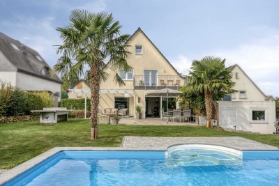 Freistehendes Einfamilienhaus mit Pool, Palmen und lichtdurchfluteten Wohnräumen