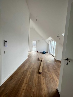 Erstklassige Lage IN-Gerolfing: DG-Wohnung mit zwei Zimmern sowie Balkon und EBK
