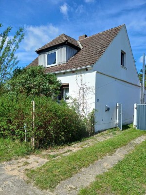 Kleines Haus in großem naturnahen Garten