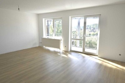 Ruhige 2-Raum Wohnung mit Balkon, EBK und Fernblick ins Grüne