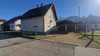 Zu kaufen ist ein charmantes Einfamilienhaus mit großem Grundstück und Doppelgarage in Ferlach