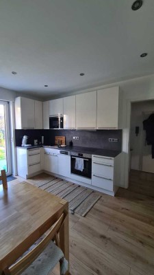 Vollständig renovierte Single-Erdgeschosswohnung mit Terrasse und Einbauküche