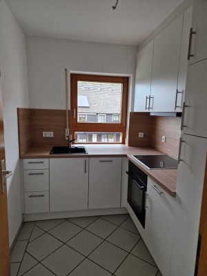Frisch renovierte 2-Zimmer-Wohnung mit Balkon, Garage