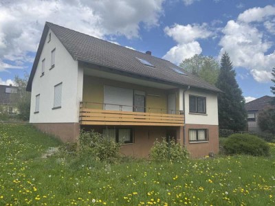 Ruhiges Zweifamilienhaus mit großem Grundstück inmitten der Natur