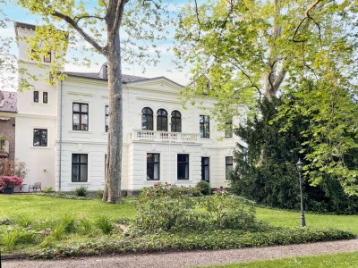 Stilvolle 3-Zimmer-Dachgeschosswohnung in denkmalgeschützter Villa in Rheinlage