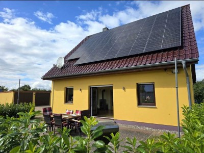 Einfamilienhaus in Ortsrandlage, unverbaute Sicht, Erdwärme, Solar, Stromspeicher, 3 Garagen, Kamin