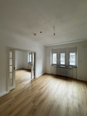 100m² Brühl-Zentrum, helle, frisch modernisierte 4-Zimmer Altbauwohnung mit Wohnküche und Balkon