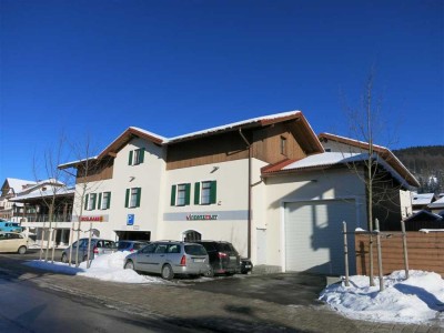 *Schliersee Zentrum * 3 Zimmer * Küche mit EBK * Bad mit Wanne und Dusche * Gäste-WC * Parkett *