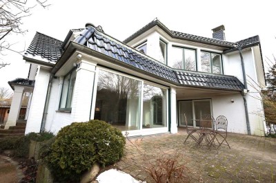 Architekten-Villa mit 7 Zimmen, 3 Vollbädern, 2 Terrassen und neuer Einbauküche