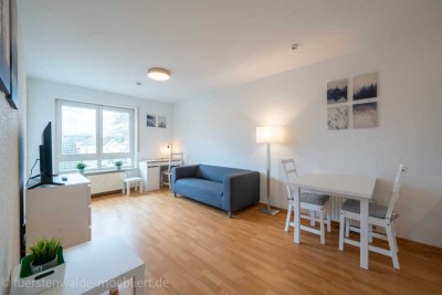 Modern, neu möbliert, zentral und mit Balkon