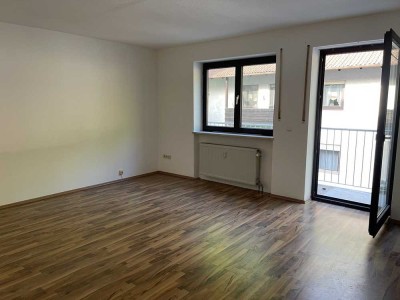 Attraktive und modernisierte 1-Raum-Wohnung mit Balkon und Einbauküche in Tann