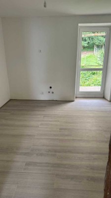 Erstbezug nach Sanierung mit Balkon: Ansprechende 5-Zimmer-Wohnung in Wiesweiler