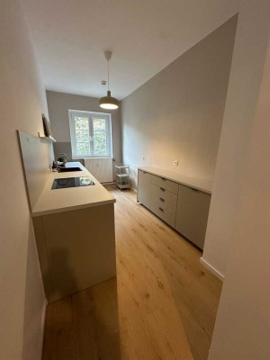 Erstbezug nach Sanierung: möblierte 2,5-Raum-Wohnung mit Innenausstattung