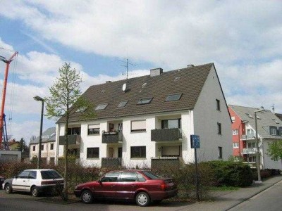 Frisch sanierte, helle und ruhige DG-Wohnung mit Garage in gepflegtem 9-Familienhaus, provisionsfrei