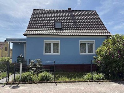 EINFAMILIENHAUS UND NEBENGELASS MIT BLICK ÜBER WIESEN ZUM WALD