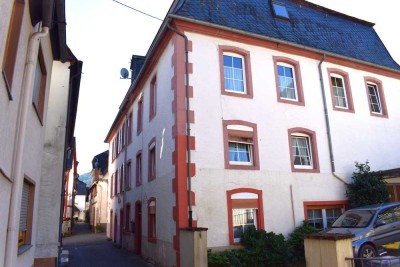 Altes ‘Zehnthaus’ mit 2 Garagen und Terrasse in St. Aldegund