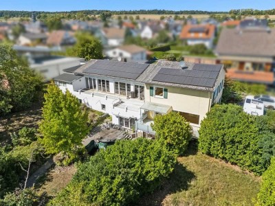 Modernes ebenerdiges Haupthaus mit zusätzlichen 4 voll vermieten Wohnungen in idyllischer Lage