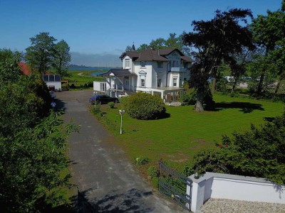 WIRFINANZ: Traumhafte Villa mit drei Ferienwohnungen direkt am Wangermeer