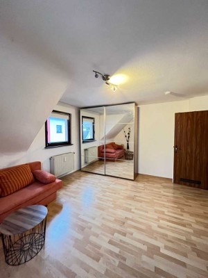 Attika-Wohnung (2 Zi.) in Frankfurt-Heddernheim, frisch saniert