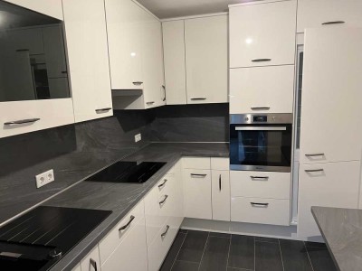 Sanierte Wohnung mit drei Zimmern sowie Balkon und Einbauküche in Bremen